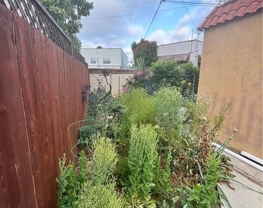1046 S Citrus Avenue - Photo Thumbnail 12