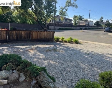 1961 Hemlock Drive - Photo Thumbnail 3