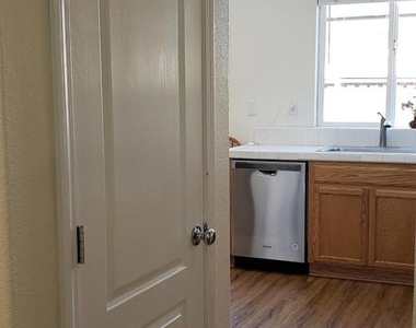 147 Trent Pl - Photo Thumbnail 12