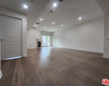 147 S Doheny Drive - Photo Thumbnail 9