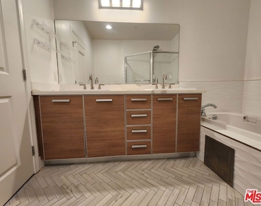 147 S Doheny Drive - Photo Thumbnail 32