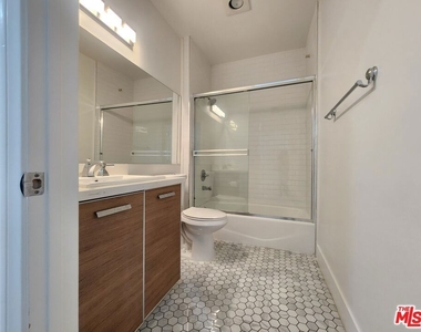 147 S Doheny Drive - Photo Thumbnail 8