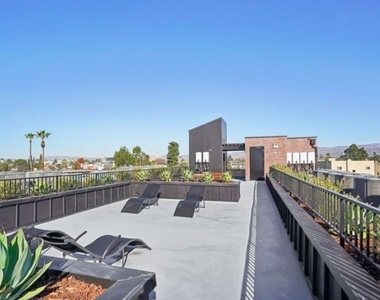 10806 Blix Street - Photo Thumbnail 4