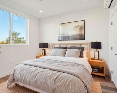 10806 Blix Street - Photo Thumbnail 9