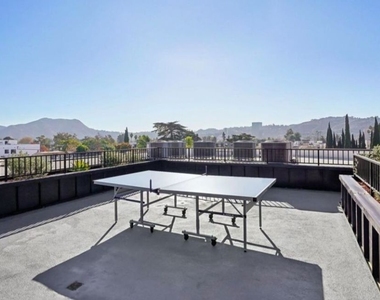 10806 Blix Street - Photo Thumbnail 6