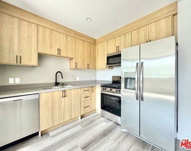 10806 Blix Street - Photo Thumbnail 7