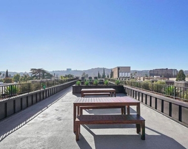 10806 Blix Street - Photo Thumbnail 5