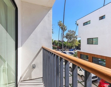921 N Mariposa Avenue - Photo Thumbnail 4