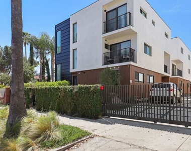 921 N Mariposa Avenue - Photo Thumbnail 6