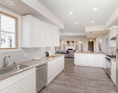 313 S Reeves Drive - Photo Thumbnail 2