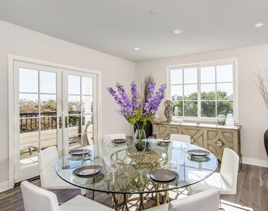 313 S Reeves Drive - Photo Thumbnail 3