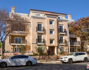 313 S Reeves Drive - Photo Thumbnail 8