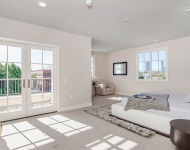 313 S Reeves Drive - Photo Thumbnail 5