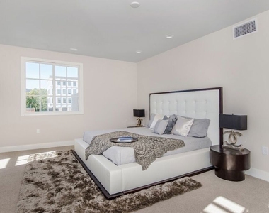 313 S Reeves Drive - Photo Thumbnail 4