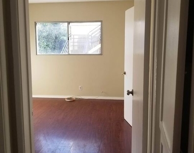 4106 Rosewood Avenue - Photo Thumbnail 6