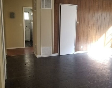 4106 Rosewood Avenue - Photo Thumbnail 2