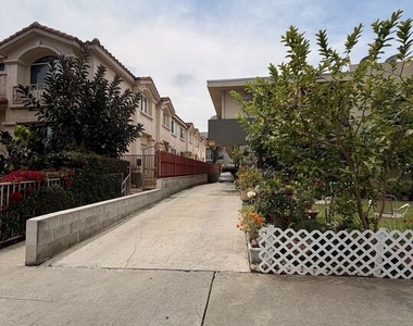 4848 Elmwood Avenue - Photo Thumbnail 12