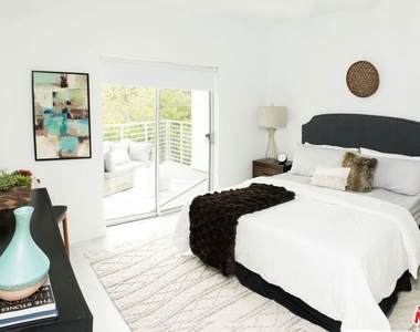 625 S Barrington Avenue - Photo Thumbnail 5