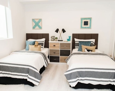 625 S Barrington Avenue - Photo Thumbnail 6