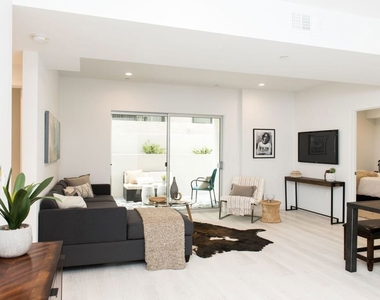 625 S Barrington Avenue - Photo Thumbnail 2