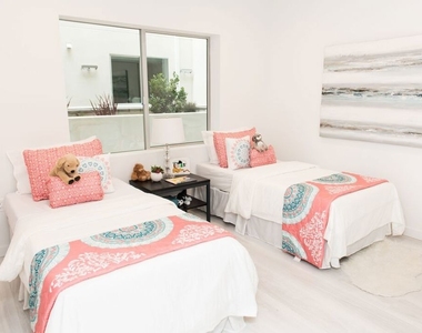 625 S Barrington Avenue - Photo Thumbnail 8