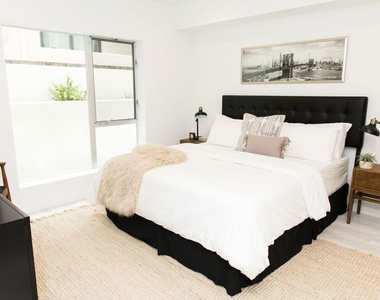 625 S Barrington Avenue - Photo Thumbnail 10