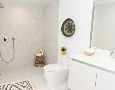 625 S Barrington Avenue - Photo Thumbnail 11
