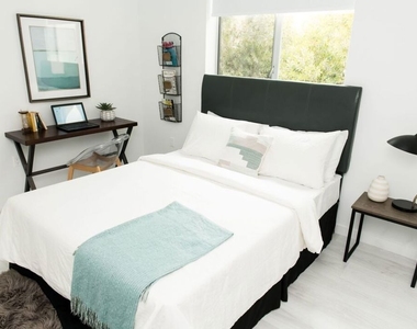 625 S Barrington Avenue - Photo Thumbnail 9