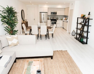 625 S Barrington Avenue - Photo Thumbnail 3