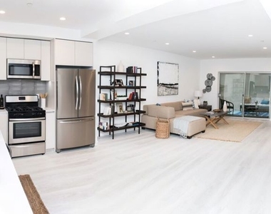 625 S Barrington Avenue - Photo Thumbnail 4