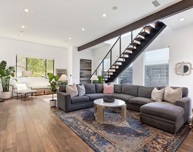 3256 Cabrillo Boulevard - Photo Thumbnail 4