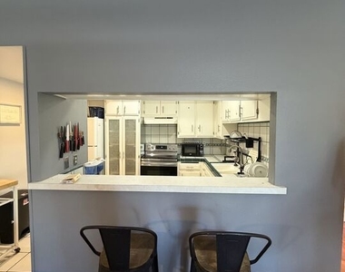321 S San Vicente Boulevard - Photo Thumbnail 9