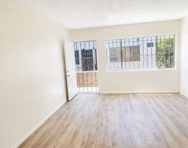 2630 S La Salle Avenue - Photo Thumbnail 1