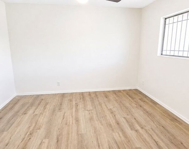 2630 S La Salle Avenue - Photo Thumbnail 7