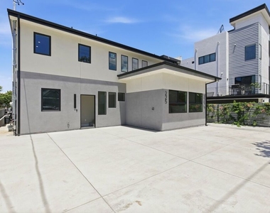 225 N Burlington Avenue - Photo Thumbnail 22