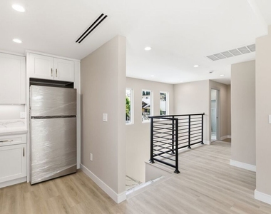 225 N Burlington Avenue - Photo Thumbnail 6