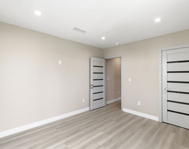 225 N Burlington Avenue - Photo Thumbnail 17