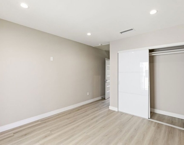 225 N Burlington Avenue - Photo Thumbnail 10