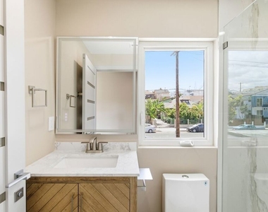 225 N Burlington Avenue - Photo Thumbnail 12