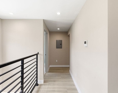 225 N Burlington Avenue - Photo Thumbnail 7