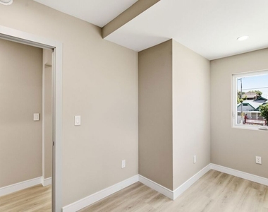 225 N Burlington Avenue - Photo Thumbnail 14