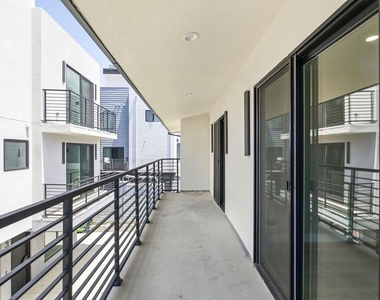 225 N Burlington Avenue - Photo Thumbnail 20