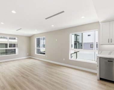 225 N Burlington Avenue - Photo Thumbnail 2