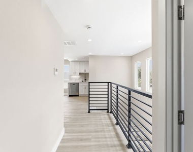 225 N Burlington Avenue - Photo Thumbnail 11