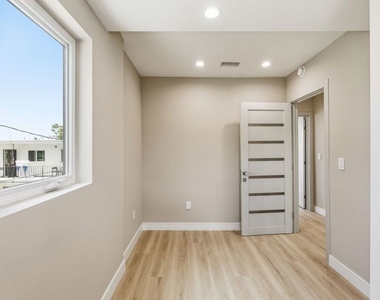 225 N Burlington Avenue - Photo Thumbnail 15