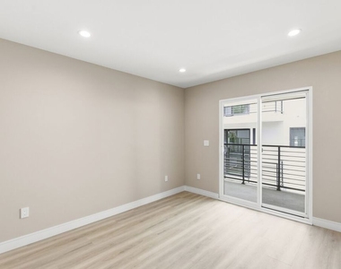 225 N Burlington Avenue - Photo Thumbnail 9
