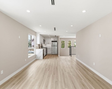 225 N Burlington Avenue - Photo Thumbnail 3