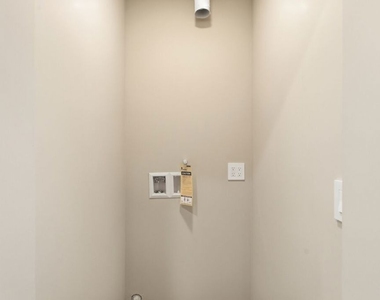 225 N Burlington Avenue - Photo Thumbnail 16