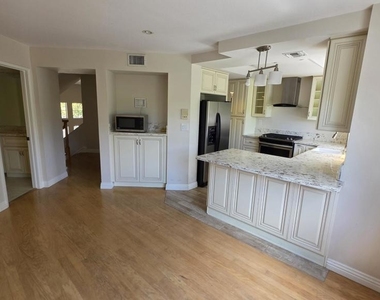 644 Warwick Avenue - Photo Thumbnail 10