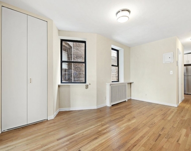 West 49th Street - Photo Thumbnail 1